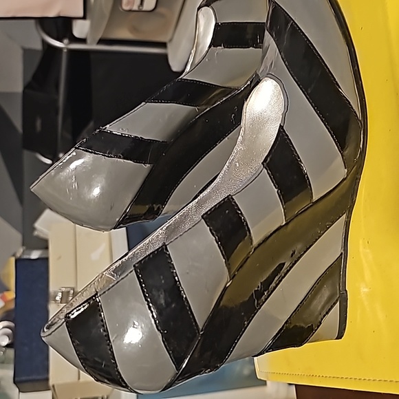 Vintage 1990s Striped Wedge Shoes by Dangerous, Sz 9, Black & Gray Patent Leathe - Picture 5 of 8